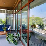 Glam By The Hollywood Sign 2 Bed Apt With Free Ev Parking, Pool, Gym
