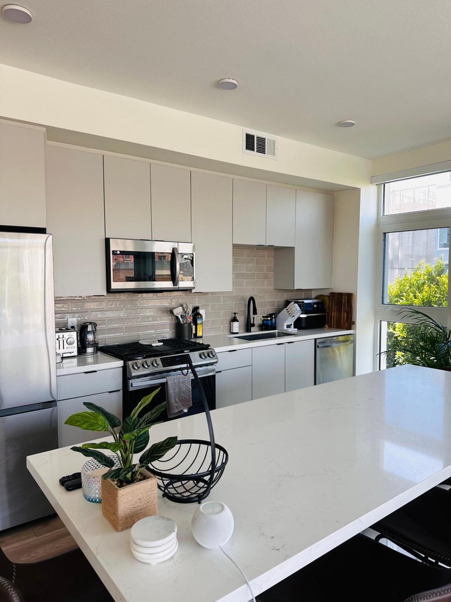 Glam By The Hollywood Sign 2 Bed With Free Ev Parking, Pool, Gym Los Angeles