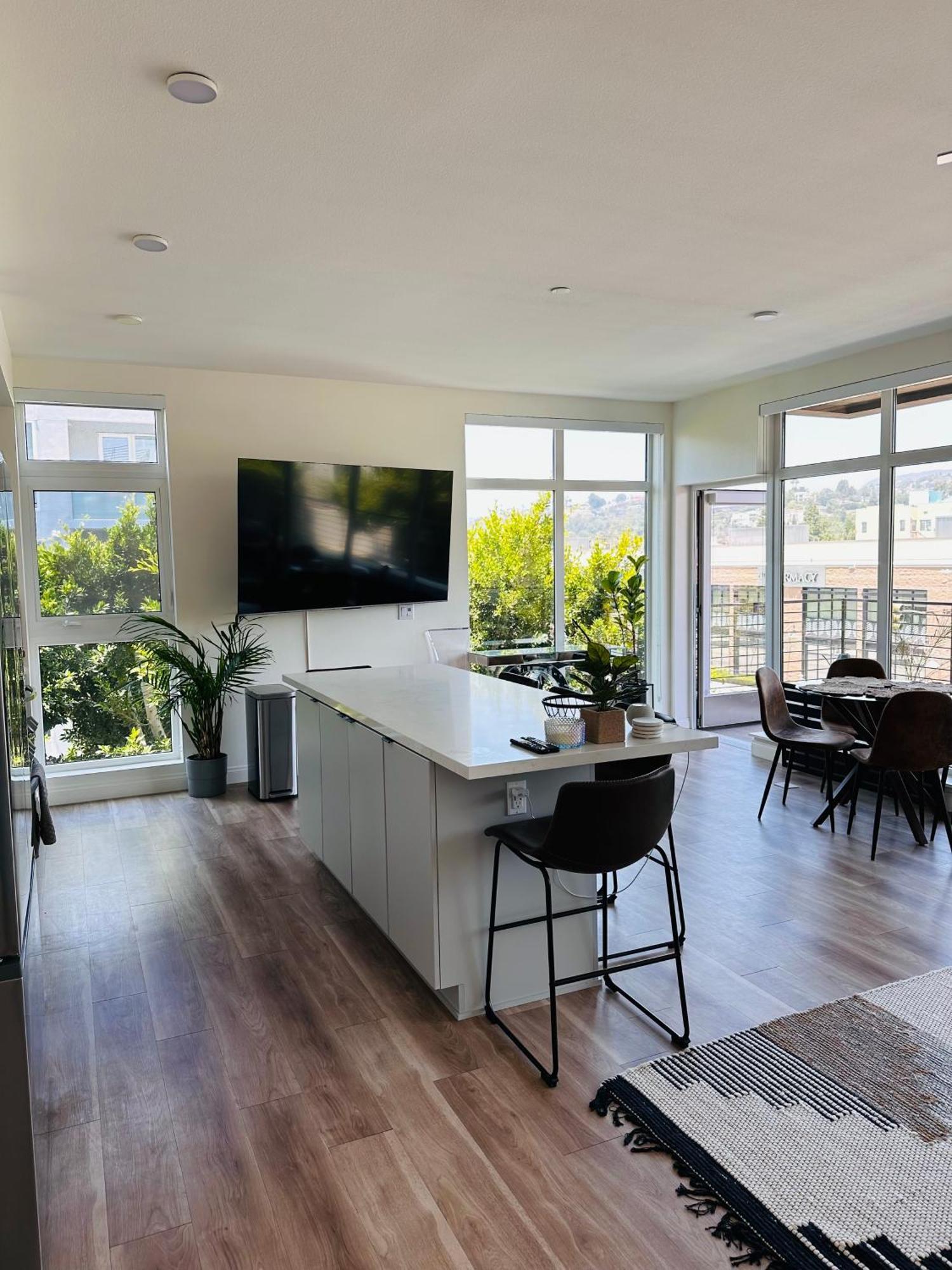 Glam By The Hollywood Sign 2 Bed With Free Ev Parking, Pool, Gym Appartement