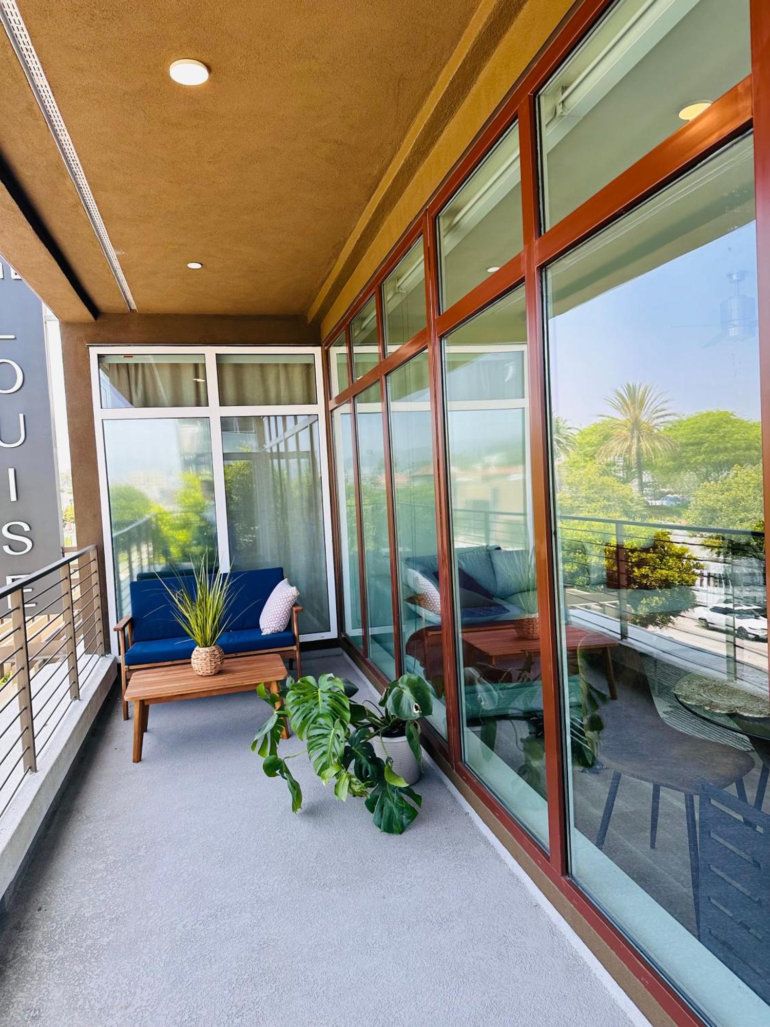 Glam By The Hollywood Sign 2 Bed With Free Ev Parking, Pool, Gym Appartement *
