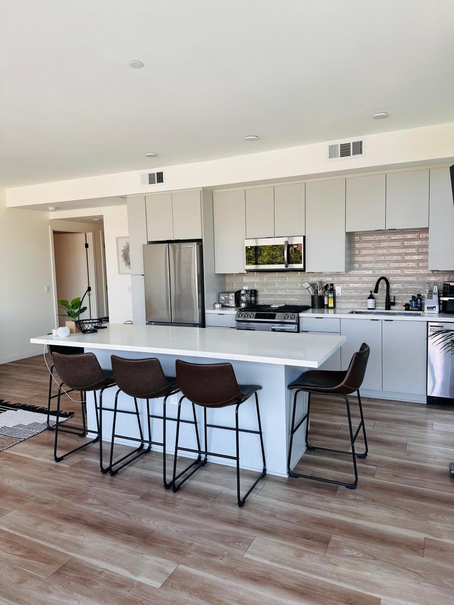 Glam By The Hollywood Sign 2 Bed With Free Ev Parking, Pool, Gym * Los Angeles